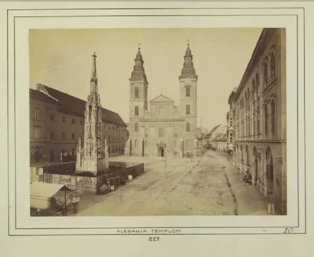 2. ábra: Az Eskü tér 1880 körül. A kép hátterében a Belvárosi Főplébániatemplom, a kép jobb  oldalán a plébániaépület, előterében a Szentháromság-szobor áll