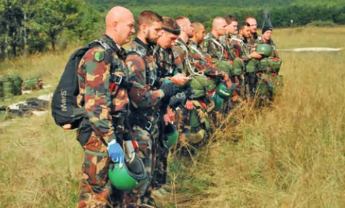 4. ábra. A felderítő-zászlóalj katonái ugrásra készülnek  2014-ben