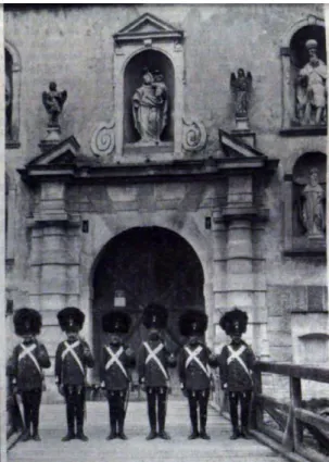 1. kép. A medvesüveges gránátosok a fraknói vár bejára- bejára-tánál  (Balogh  Rudolf  felvétele  a  Vasárnapi  Újságban,  1912)