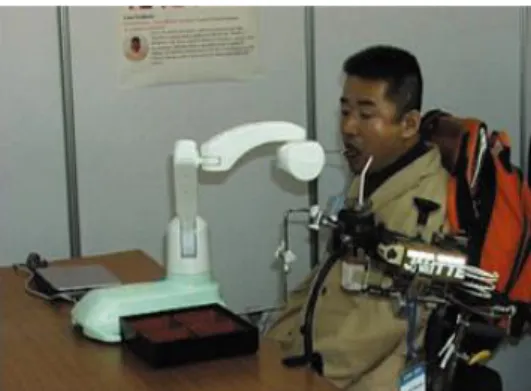 6. ábra: A japán MySpoon robot tetrapareticus személyeknek segít az étkezésben [7] 