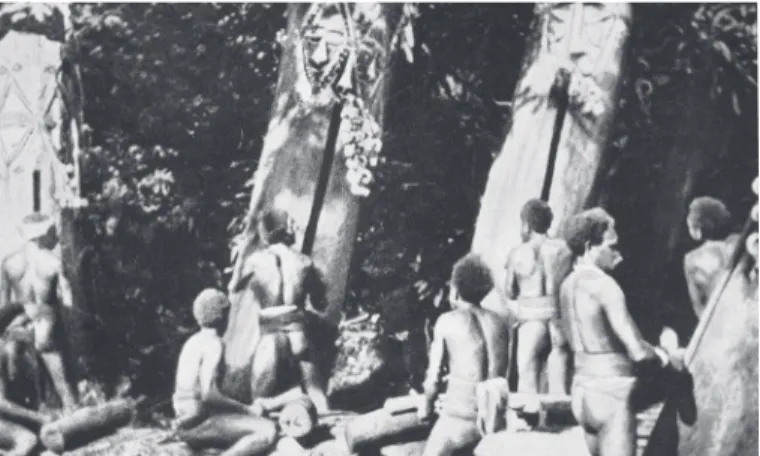 3. kép: Mbuti pigmeus zenészek zoomorf résdobbal (Gansemans-Schmidt-Wrenger 1986 nyomán)