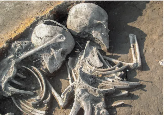 3. ábra. A két gyermek a kemencébe bújva, egymást átölelve halt meg. Cegléd, Bürgeházi dűlő  (fotó: Bartuczné Farkas I., ásatásvezető: Gulyás Gy.)