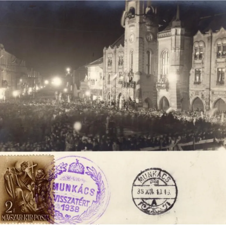 Fotó az első bécsi döntést követő bevonulás alkalmából szervezett  ünnepségről Munkács főterén, &#34;visszatért&#34; feliratú postai bélyegzővel  