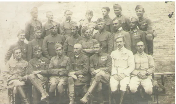 2. kép – A m. kir. 70. honvéd gyaloghadosztály rohamzászlajának tisztikara és önkéntesei (magántulajdon) 