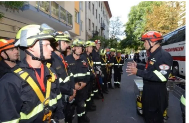 1. ábra A Katasztrófavédelem központi mentőszervezete a HUNOR, városi kutatás és mentési  feladat előtti eligazításon a Budapest, Tímár utcai házrobbanásnál 2013.08.07-én