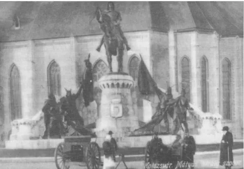 1. kép: A Mátyás-szobor előtt közszemlére kitett hadizsákmány  orosz és szerb ágyúk  (1915