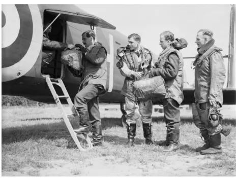 13. ábra. Ejtőernyősök beszállása Whitley bombázó repülőgépbe 