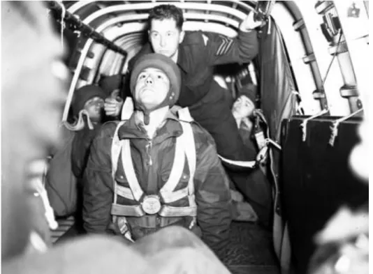 10. ábra. Ugrás előtti pillanat, az ejtőernyős már félig az Armstrong  Whitworth Whitley repülőgép padlólemezén kialakított nyílásban van