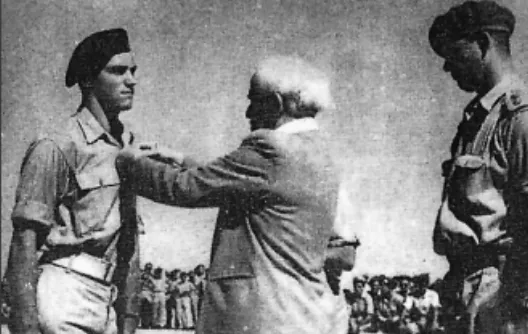 3. kép. Kurt Lanzer, a Gottwald dandár  legfiatalabb önkéntese ejtőernyősként harcolt  a Negev sivatagban, s érdemeiért személyesen  Ben Gurion tüntette ki