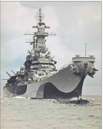 24. ábra. A NEW JERSEY csatahajó oldalsortűz leadására  alkalmas helyzetbe forgatott lövegtornyokkal