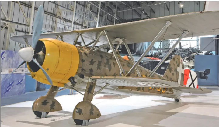 4. ábra. CR.42-es vadászrepülőgép az 1940 körüli évekből,  fehér színű azonosítóval ellátva