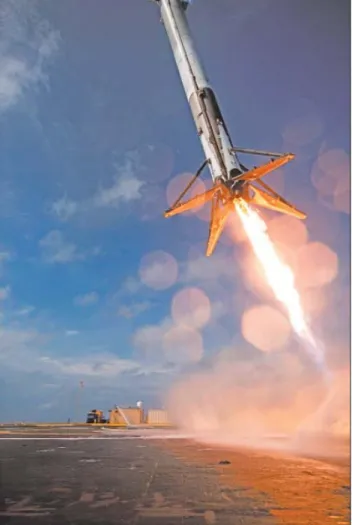 13. ábra. Jól látható, hogy a rakéta milyen pontosan érte el a  leszállóhely platformját (SpaceX)