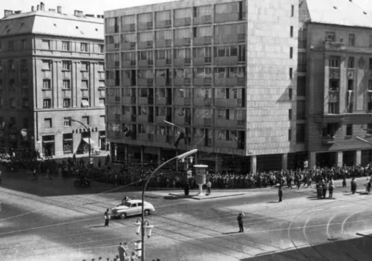 1–3. kép. Budapest, József krt. 86. a forradalom napjaiban mint háborús helyszín, az újjáépítés idején  1959-ben és mint állami reprezentációs tér Gagarin fogadásakor 1961-ben