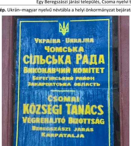 5. kép. A település középiskolájának kétnyelvű névtáblája kék–sárga ukrán   nemzeti színekkel 