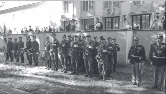 5. kép Tényleges állományú osztrák katonák és katonai hagyományőrzők közös díszelgése a bécsi  Mária Terézia laktanyában (a szerző felvétele)