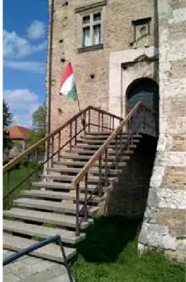 11. kép a lépcsőtorony „új” ablaka és a megnyitott  egykori kapuhoz vezető, egykoron várárok felett 