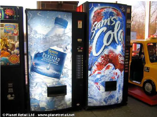 2. kép:Wal-Mart saját márkás Sam’s Cola és ásványvíz automatája (Egyesült Államok)  Forrás: MARTIN P
