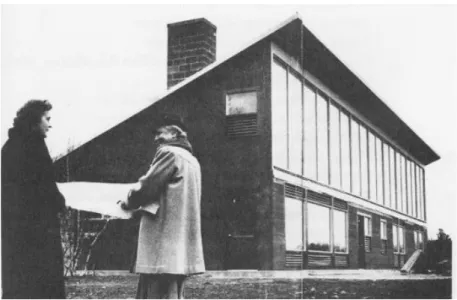 1. ábra. Az 1948-ban felépült Dover Sun House. Az előtérben Eleanor Raymond (balra), az épület tervezője és  Telkes Mária (jobbra), a hőtároló rendszer kifejlesztője látható (Murdock é