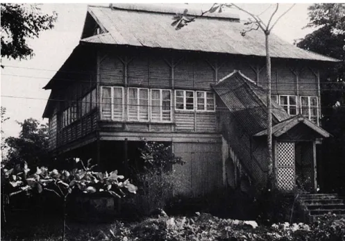 30. ábra A gyarmati építészet egy példája: földtıl megemelt lakóépület Sierra Leone-ben, 1906 