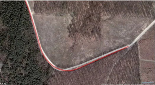2.4. ábra. Rekonstruált úttengely (piros vonal), Bing Maps vektor réteg (fehér vonal).