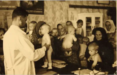 2. kép: Orvosi vizsgálat Mezőkövesden az 1930-as években (Magángyűjtemény) 