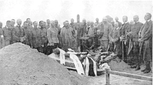 3. kép. Gyóni Géza temetése. A sírgödörtől és a koporsótól jobbra Achim Mihály sírhantja  és jakeresztje, középen a költő előkészített jakeresztje, jobbra leghátul a hadifoglyok 