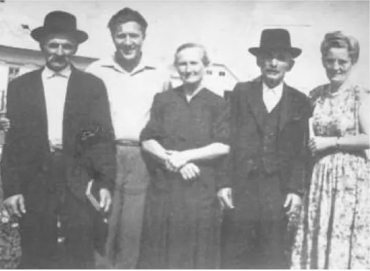 1. kép. A­„tanító­úrék”­falusiak­körében­az­1940-es­években,­Baracán.­Balról­jobbra: