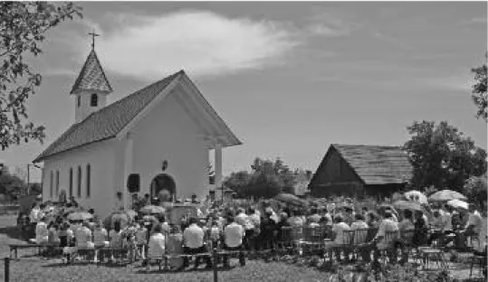 2. kép. A­bátki­Szent­József-templom­felszentelése­2008.­június­21-én.­(A­szerző­fel- A­bátki­Szent­József-templom­felszentelése­2008.­június­21-én.­(A­szerző­fel-vétele.)