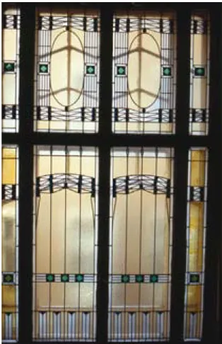 28. kép. A megelőző javításoknál festett, foltos üveglapokkal   végezték az üvegtörések pótlását egy lépcsőházi ablakban.