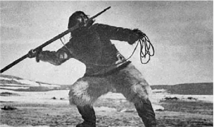 1. kép.  Szigonnyal vadászó eszkimó férfi   (a Nanook of the  North című, 1922-ben készült dokumentumfi  lmből