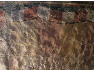 1. kép.  Magyarfenes. A szentély lábazati díszének vakolata követi  a kőből épült falazat egyenetlen felszínét.