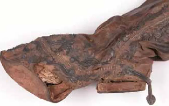 2. kép.  18. századi bőr csizmán lévő szakadás, ahol a ragasztásnál  átlapolásra és préselésre kevés lehetőség volt.