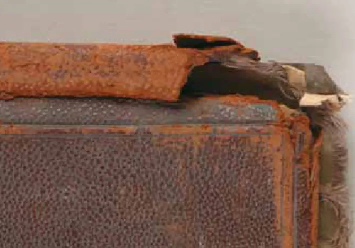 4. kép.  A csizma fejrésze ragasztás után. 5. kép.  19. századi fotótartó mappa meggyengült gerince.