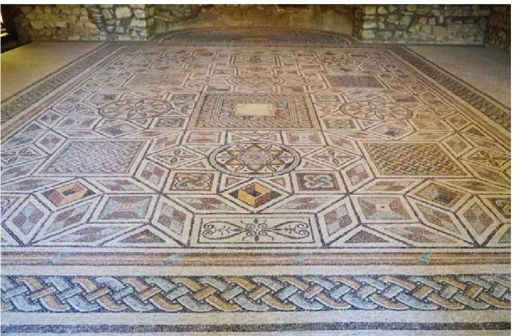 (23. kép). A bal oldalon a mozaik szélének védelme érde- érde-kében a háttérhez használt fehér tömött mészkőből vágott,  6  cm  széles  és  váltakozó  hosszúságú  zárókövekből  álló  szegély  került