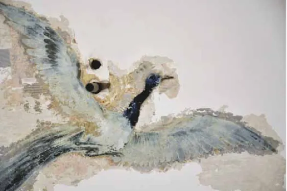 28. kép. Az E03 jelű szoba mennyezetén megtalált repülő páva ábrázolás feltárása. 