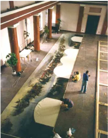 18. kép. Vágó Pál 18x3 méteres festménye a vakkeretre való fel- fel-feszítés előkészítése közben.