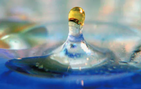 8. ábra. Az olaj cseppet formál  a vízben – ez a „hidrofób hatás”, amely a lineáris polipeptidláncot