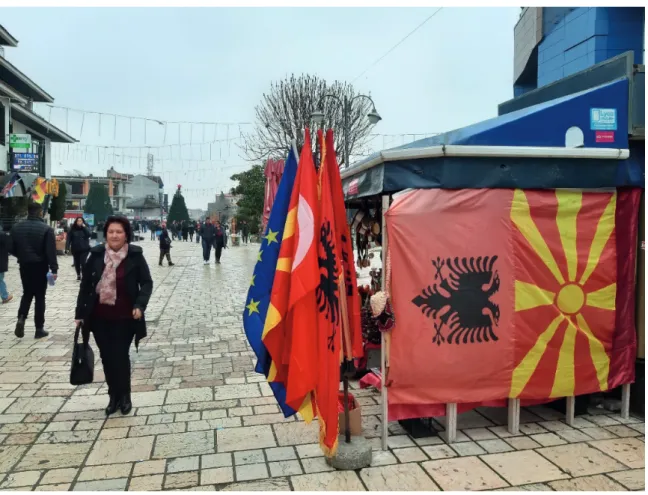 5. ábra: Sztruga sétálóutcája macedón, albán, török és EU-zászlókkal (saját felvétel) 
