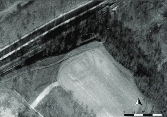 Fig. 3. Trenches of a previously unidentified Roman Age watchtower(?) south of the Süttő-Kissánc site  on an aerial photograph (March 1, 1975, fentrol.hu, László Rupnik).