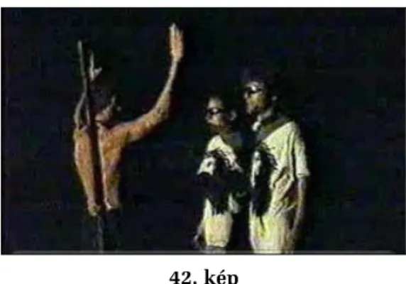 Dan McKereghan performansza (43. kép) 1997-ben játszódik. Feketére fes- fes-tett testtel, fehér ruhában, kenyeret és pléhcsuporból vizet oszt a közönség tagjai  között
