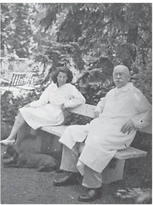 8. kép Reuter professzor és  kolléganője az idegklinika  kertjében 1943-ban