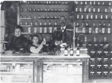 1. ábra. Gyógyszerkészítés az officinában (1906)