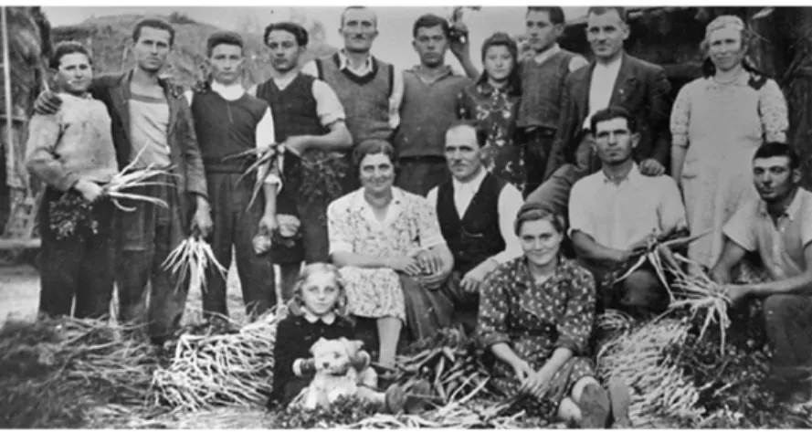 2. kép: Bolgárkertész család és munkásai Magyarországon az 1930-as években