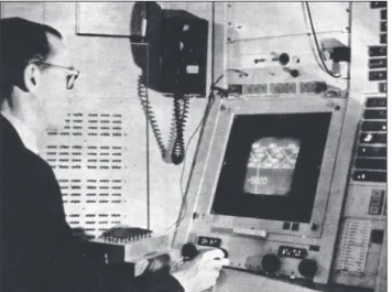 12. ábra. „Damoklész kardja” 21 , Ivan Edward Sutherland mennyezetre függesztett sztereoszkópikus HMD-szerkezetének  használata egy kísérlet során