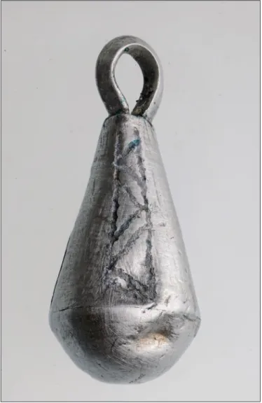 8. kép. Láncos-csüngős fülbevaló niellóval díszített, csepp  alakú csüngője (Gedai Csaba felvétele)