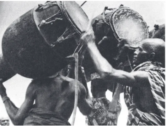 2. kép. Fontomfon királyi dobok Ghána (NGDMA 1984 nyomán)