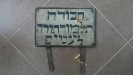 Figure 6. Shnoder-sign from the Jewish Museum in Prešov. Used with permission. 