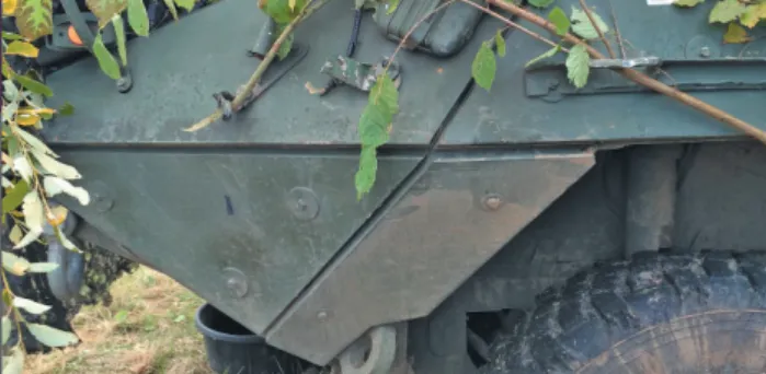 19. ábra. Csavarkötéssel felszerelt kiegészítő ballisztikai  védőelemek egy Stryker járművön 24  (Fotó: a szerző saját  felvétele)