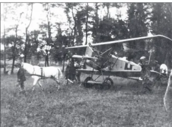 9. ábra. Ló vontatta kétüléses MÁG Fokker C.I-es. A „H” betű  formája, a nagynak látszó szám, a bal kerékvédő lemez  hiánya és a légcsavar formája alapján, a fotón nagy  valószínűséggel a H.02-es Fokker látható 