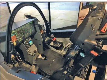 7. ábra. A konferencián bemutatott az F–35-ös harci gép  szimulátorának pilótafülkéje (Fotó: H